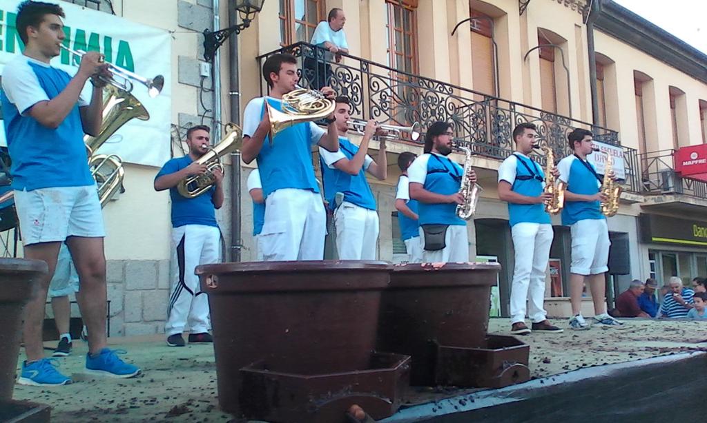 COPEPINARES's tweet photo. Cebreros. La charanga "Nota" dando color y animando la XVI Fiesta de la Vendimia. http://t.co/x2MjWzKgO7