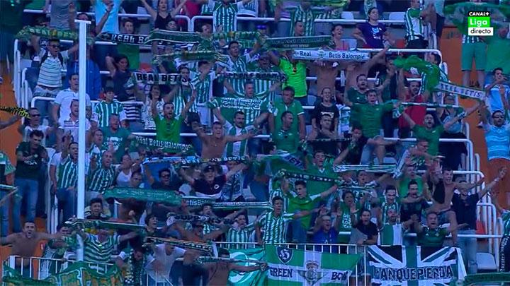 MPlusDeportes's tweet photo. Cuando los kilómetros recorridos han merecido la pena.
Los béticos regresan a casa con un punto que sabe a victoria. http://t.co/li6MJyeGQ1