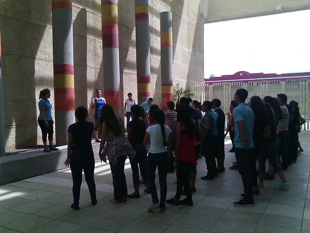 Lcef_Itson's tweet photo. Alumnos LCEF dirigiemdo actividades en el evento de integración para alumnos de nuevo ingreso LCE http://t.co/jG8ibVsIY6