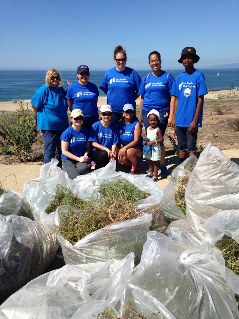 LAX_Community's tweet photo. [PIC] Team LAWA representing at Coastal Cleanup #teamlawa #CoastalCleanupDay #laxdunes #toastthecoast #cleanbay http://t.co/SDRq49Qrgh