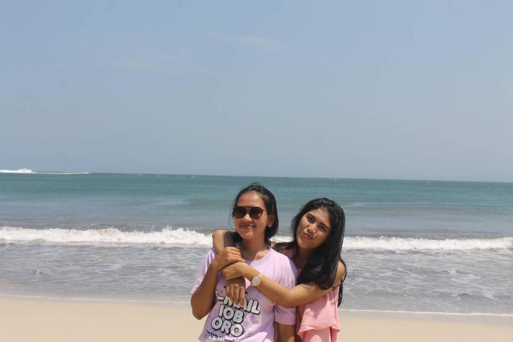 echidesiiii's tweet photo. cantik ya, pantainya:D RT @pinaapin: Candid sama teteh semua @echidesiiii í ½í¸í ½í¸ http://t.co/OgNC8h4t7t