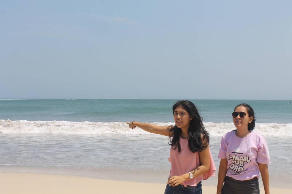 echidesiiii's tweet photo. cantik ya, pantainya:D RT @pinaapin: Candid sama teteh semua @echidesiiii í ½í¸í ½í¸ http://t.co/OgNC8h4t7t