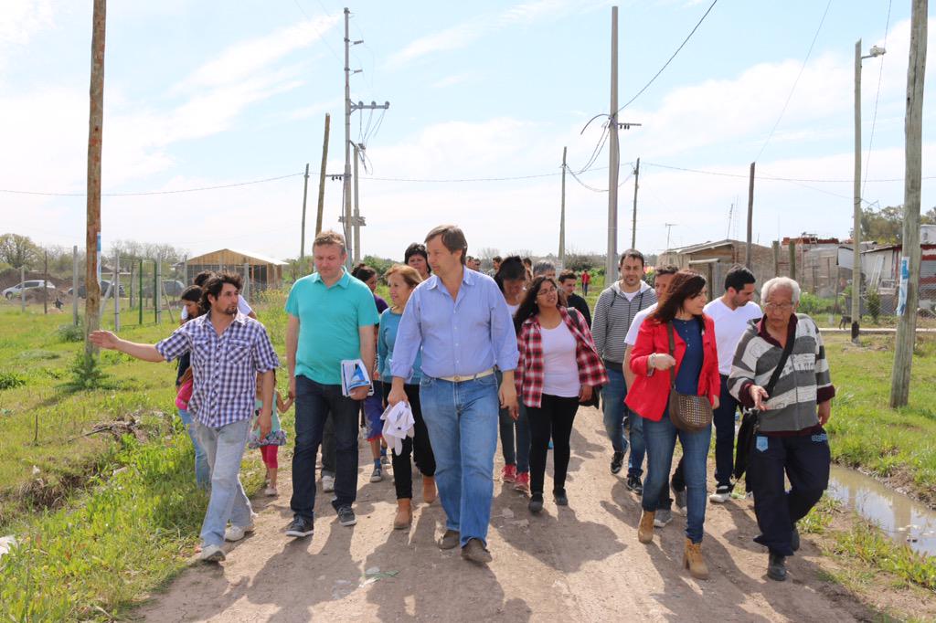 FPVBrown's tweet photo. Con @CascallaresPJ recorrimos los barrios de Santa Rosa y Las Casitas, donde festejamos el cumple de Banja y Mayra. http://t.co/WvxN0NZmc4