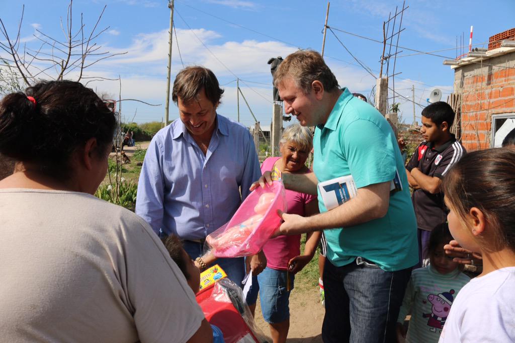 FPVBrown's tweet photo. Con @CascallaresPJ recorrimos los barrios de Santa Rosa y Las Casitas, donde festejamos el cumple de Banja y Mayra. http://t.co/WvxN0NZmc4
