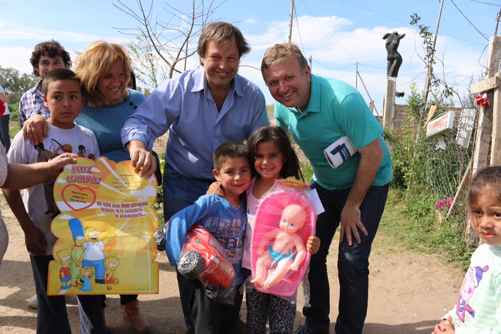 FPVBrown's tweet photo. Con @CascallaresPJ recorrimos los barrios de Santa Rosa y Las Casitas, donde festejamos el cumple de Banja y Mayra. http://t.co/WvxN0NZmc4