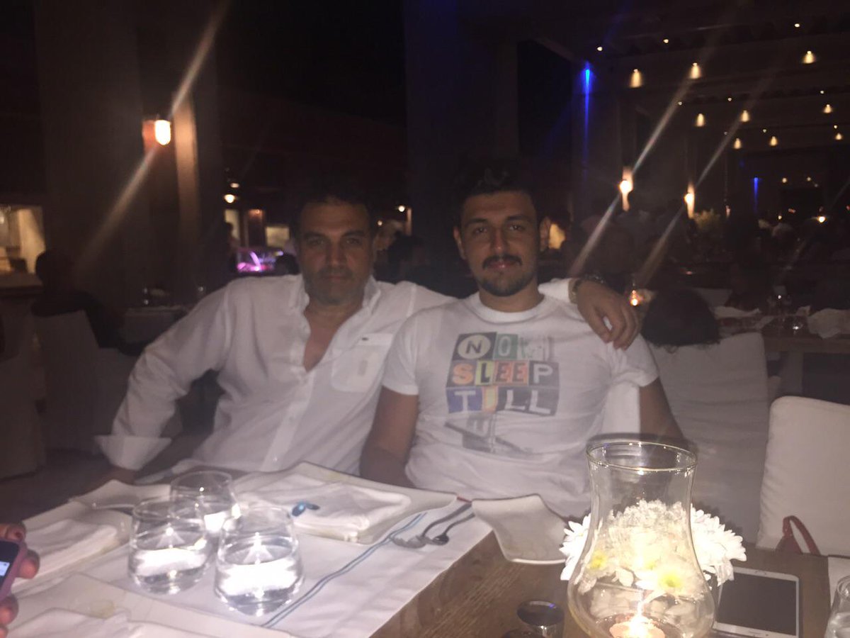 Baba ogul keyfli bir yemek sohbeti