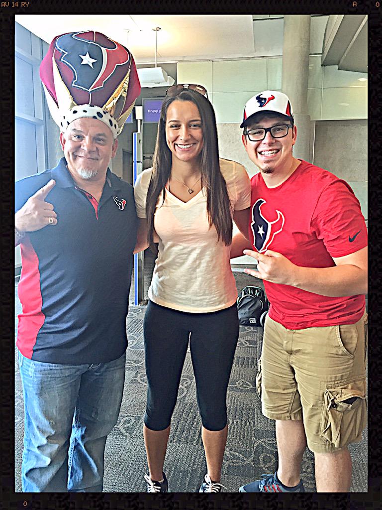 SimoneEli_TV's tweet photo. Headed to Charlotte with some of the @TrvlngTxns for Texans vs. Panthers! ❤️🏈💙 http://t.co/HZ6mzYT4rc