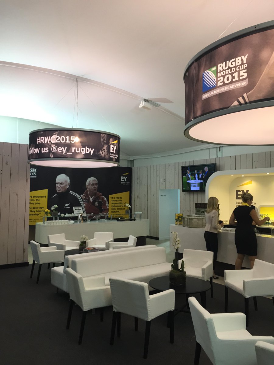 Looking good <a href="/LynaghMichael/">Michael Lynagh</a> <a href="/frontrow92/">Niamh Murphy</a> <a href="/dallaglio8/">Lawrence Dallaglio</a> #ey_rugby