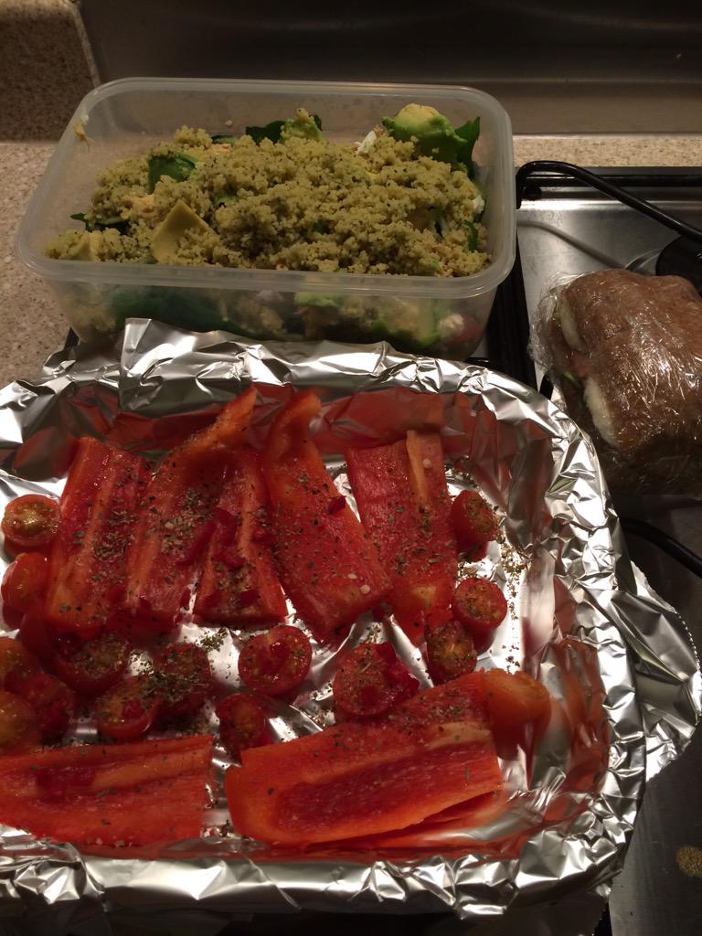 OnlyEssJay's tweet photo. Need help thru the my #workstreak #goodeating #homemadesoup #HealthyBaconSangerForSundayMorningAtWork http://t.co/L2DXi6XmXC