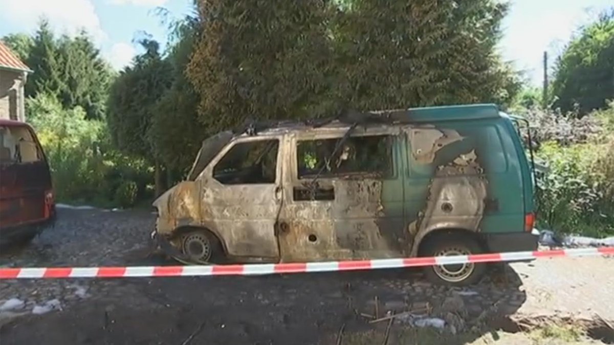 rbb24's tweet photo. #Neuhardenberg | Brandanschlag auf Flüchtlingshelfer &amp; "Nicht-Willkommen"-Aufkleber (+Video) http://t.co/N0hEMpPQ1D http://t.co/P2UWjPA7UF