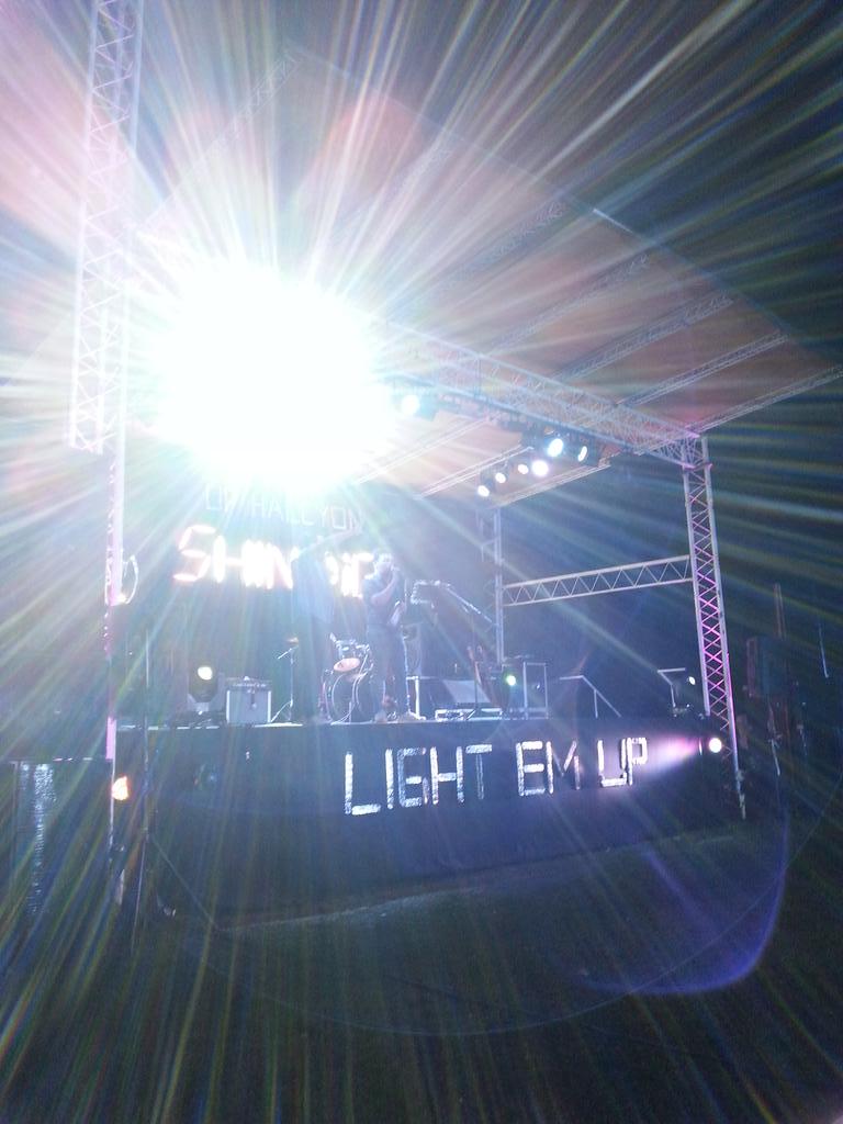 hulinghula's tweet photo. Light Em Up. #Shindig2015
Mama Jed and Tyler Banks @aldwinity at UP Tacloban now! Hahaha. :D http://t.co/7yVa3cQ3gZ