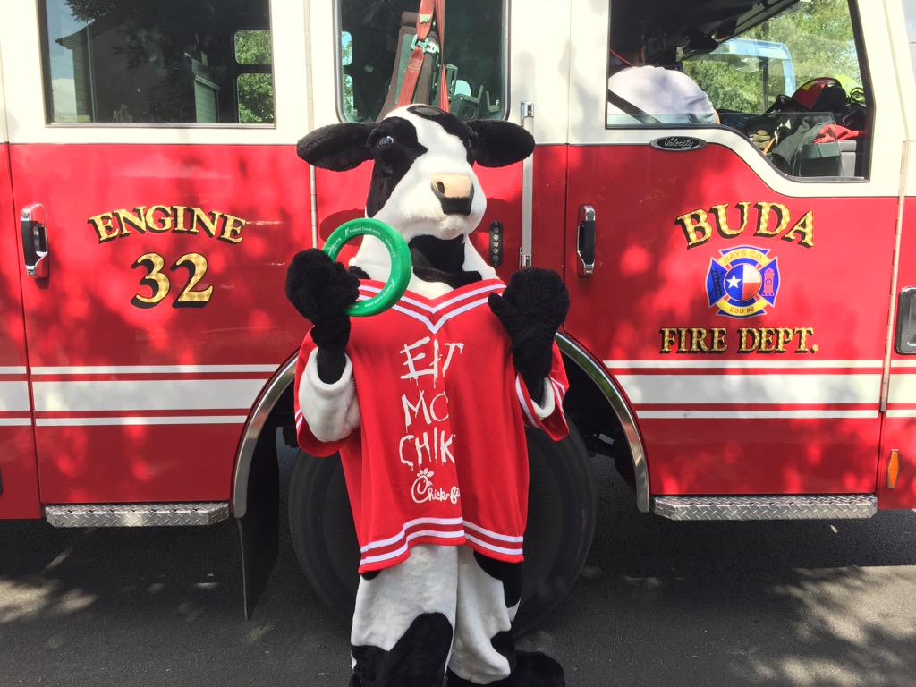 jla0815's tweet photo. Special Chick-Fil-A appearance at A+ Credit Union in Buda. #Kylecowz http://t.co/MGS4li6SHv