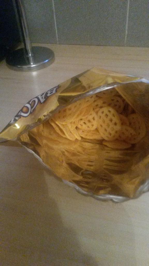 ZzzaraKelly's tweet photo. @MrTaytoIreland A sharing pack! I dont think so, same size as a standard pk of waffles,am i paying for the packaging? http://t.co/BikXtpNgnr