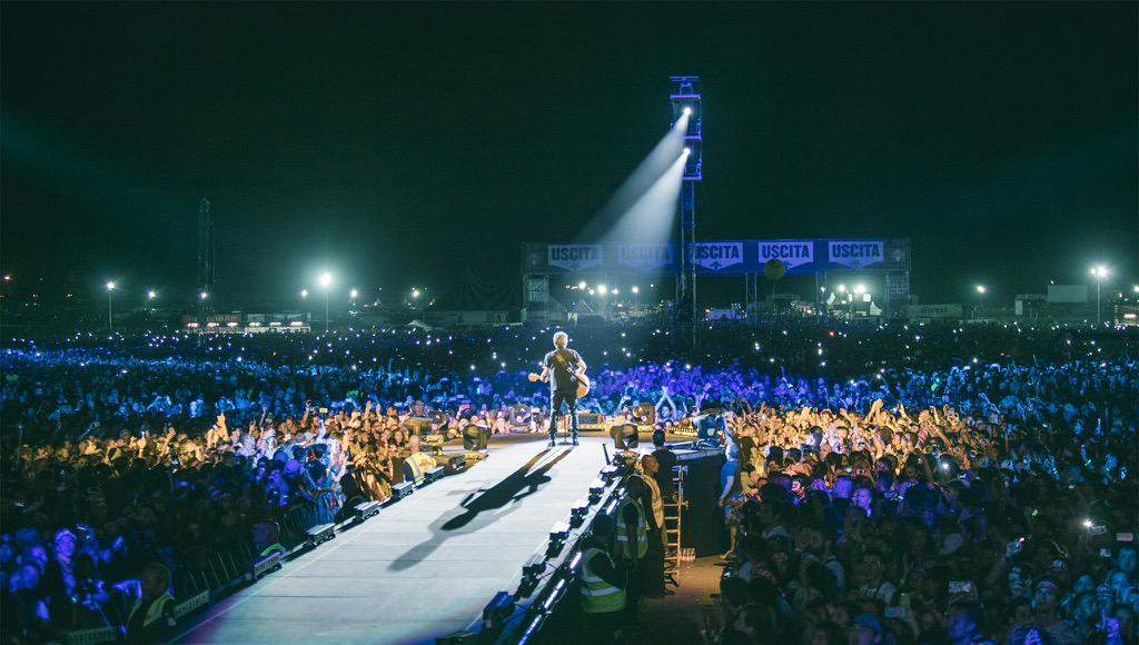 ligabue's tweet photo. Campovolo è qui per l'amore! #campovolo2015 http://t.co/esel4V4cTB