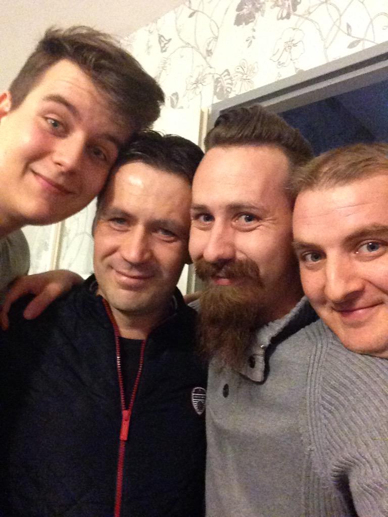 kirk_dchn's tweet photo. Mes frères ! La famille ! #2grammes http://t.co/4YVHxf19IA