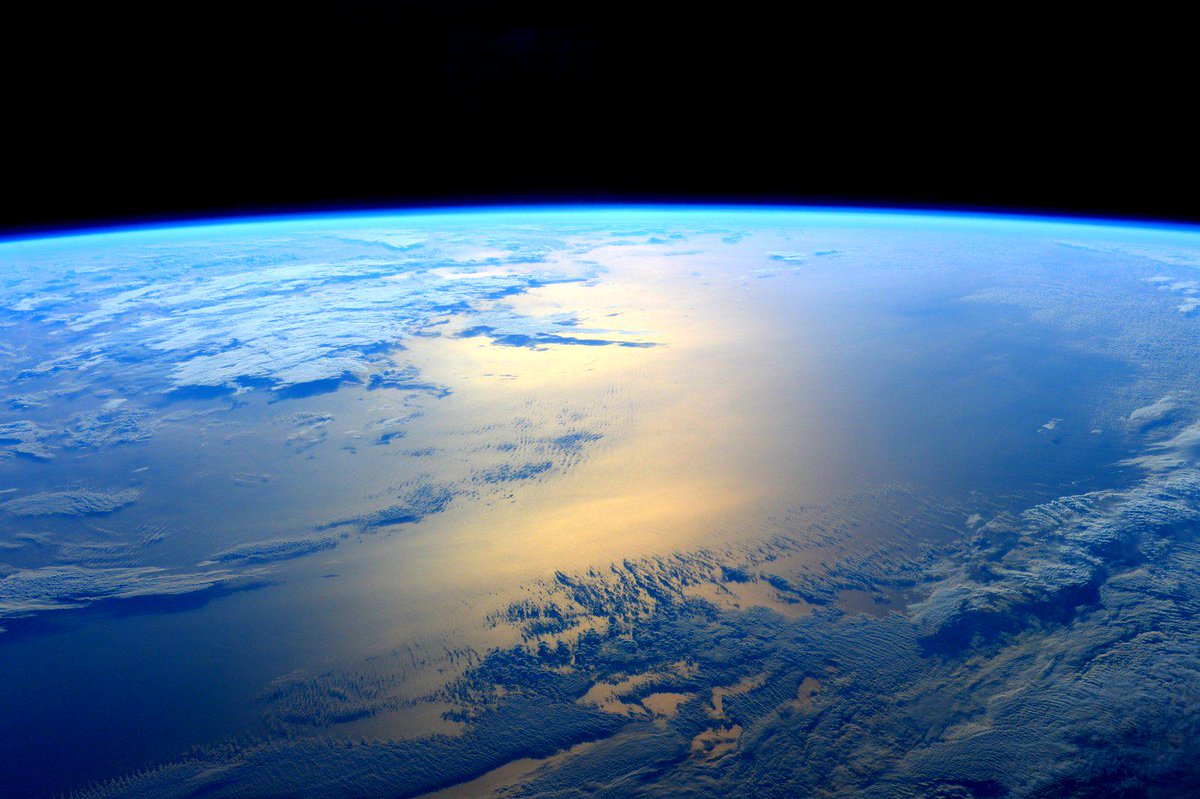 StationCDRKelly's tweet image. Losing comm again, but we got more than an hour in. I think a record. Thank you for joining me today! #Earth is cool.