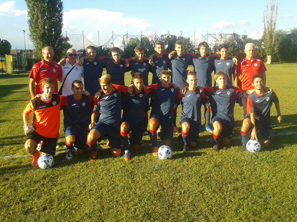 FCCernusco's tweet photo. #Fccjuniores - #sancrisostomo 1- 1 . Buona partenza dei nostri ragazzi. #cuorerossoblu #braviragazzifcc http://t.co/1MtGvqBooL
