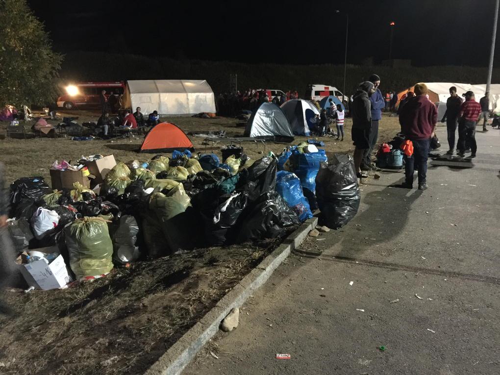 TomMayerEuropa's tweet photo. Flüchtlinge sagen, dass sie keinen Dreck hinterlassen wollen, bitten um Besen und Säcke: das Ergebnis #Heiligenkreuz http://t.co/xFqOp1dkic