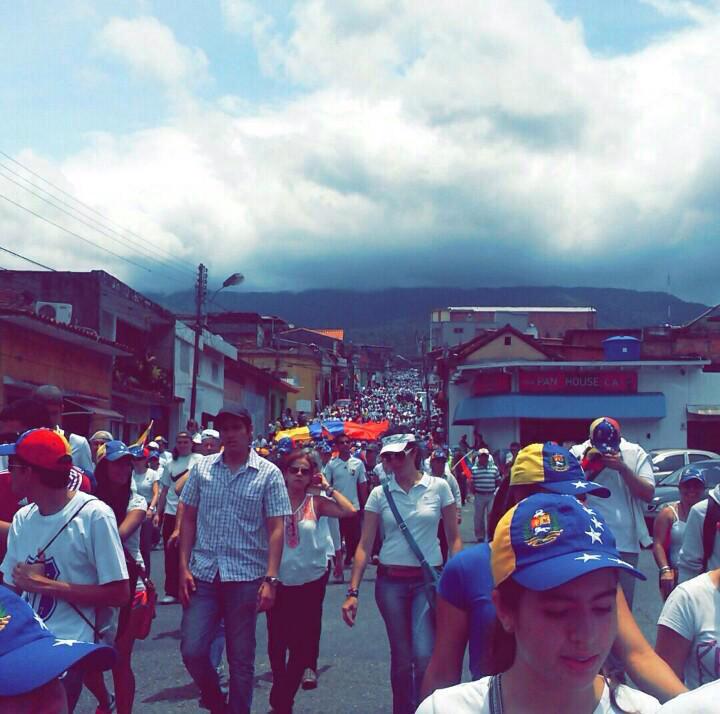 TachiraProtesta's tweet photo. ¡VIVA NUESTRO TACHIRA! El pueblo Tachirense se desbordó en la ciudad de San Cristóbal exigiendo ¡LIBERTAD! #19S http://t.co/kkez3u7aAl