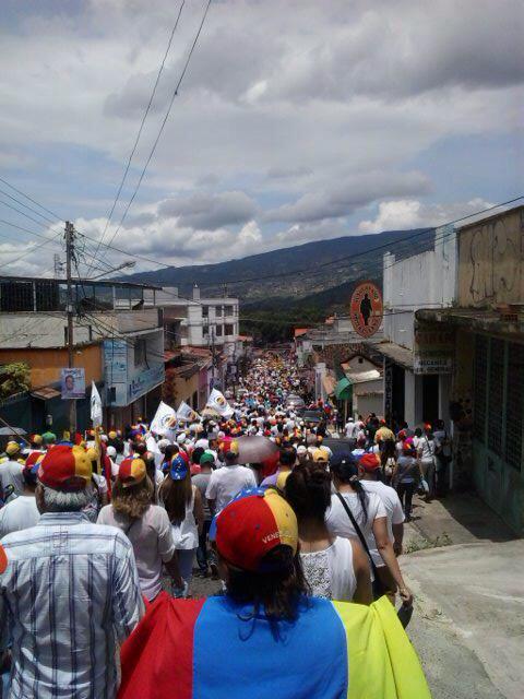TachiraProtesta's tweet photo. ¡VIVA NUESTRO TACHIRA! El pueblo Tachirense se desbordó en la ciudad de San Cristóbal exigiendo ¡LIBERTAD! #19S http://t.co/kkez3u7aAl