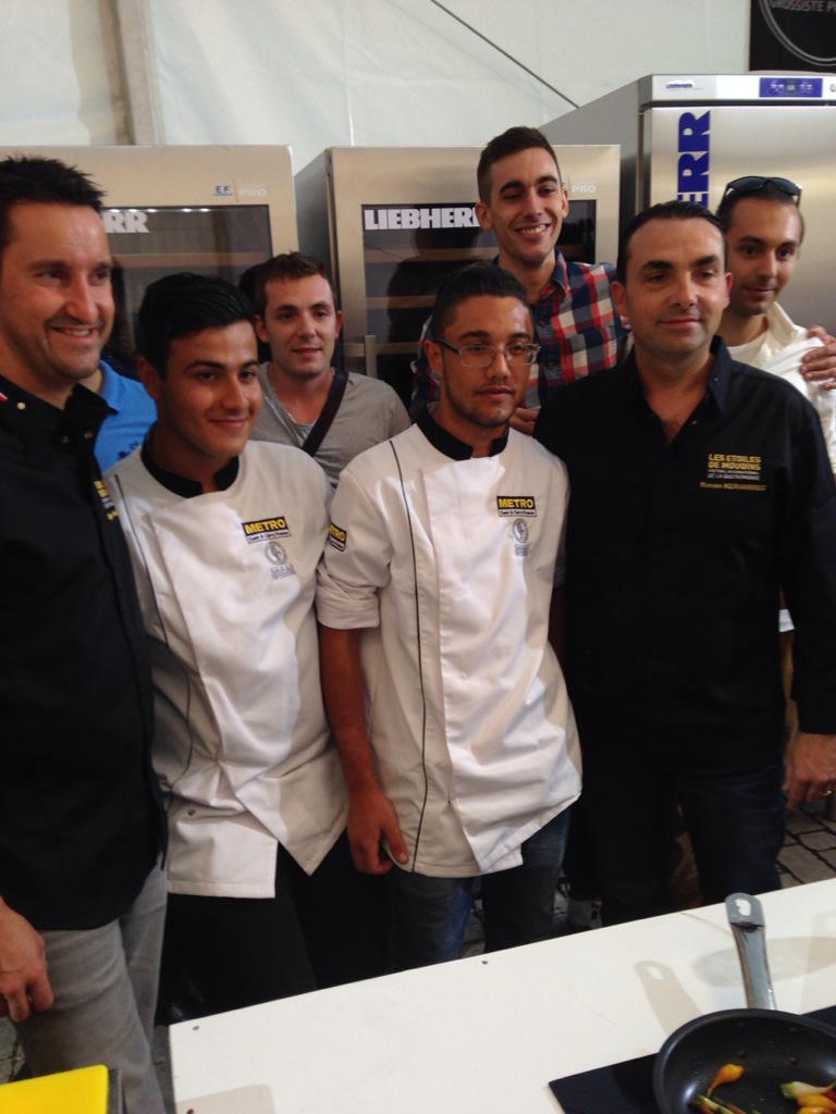 jlcourleux's tweet photo. @Etoiles2Mougins #PhilippeMille @lescrayeres @VilledeReims offre avec @jlcourleux biscuits @MaisonFossier #ChefMoha http://t.co/r2NMquSO9R