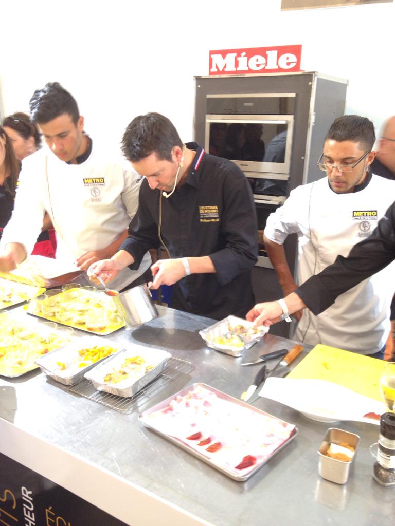 jlcourleux's tweet photo. @Etoiles2Mougins #PhilippeMille @lescrayeres @VilledeReims offre avec @jlcourleux biscuits @MaisonFossier #ChefMoha http://t.co/r2NMquSO9R