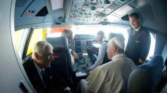 yoanisanchez's tweet photo. A punto de llegar a #Cuba @Pontifex_es y desde la cabina del avión de @Alitalia http://t.co/9qpnLRoHbz