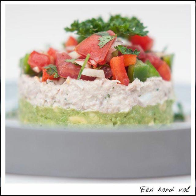 This avocado-tuna tower with fresh salsa is just de-li-cious 😍 #eenbordvol