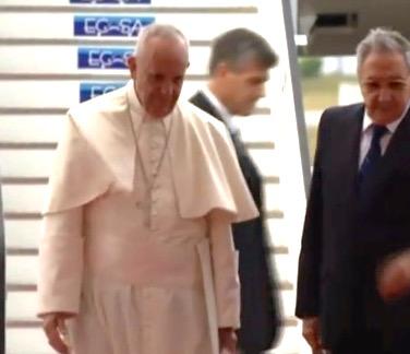THECOUNTnews's tweet photo. Pope Arrives In Cuba Immediately Loses Pope Hat
#PopeCuba #EvilWind http://t.co/FW5brc0NAH