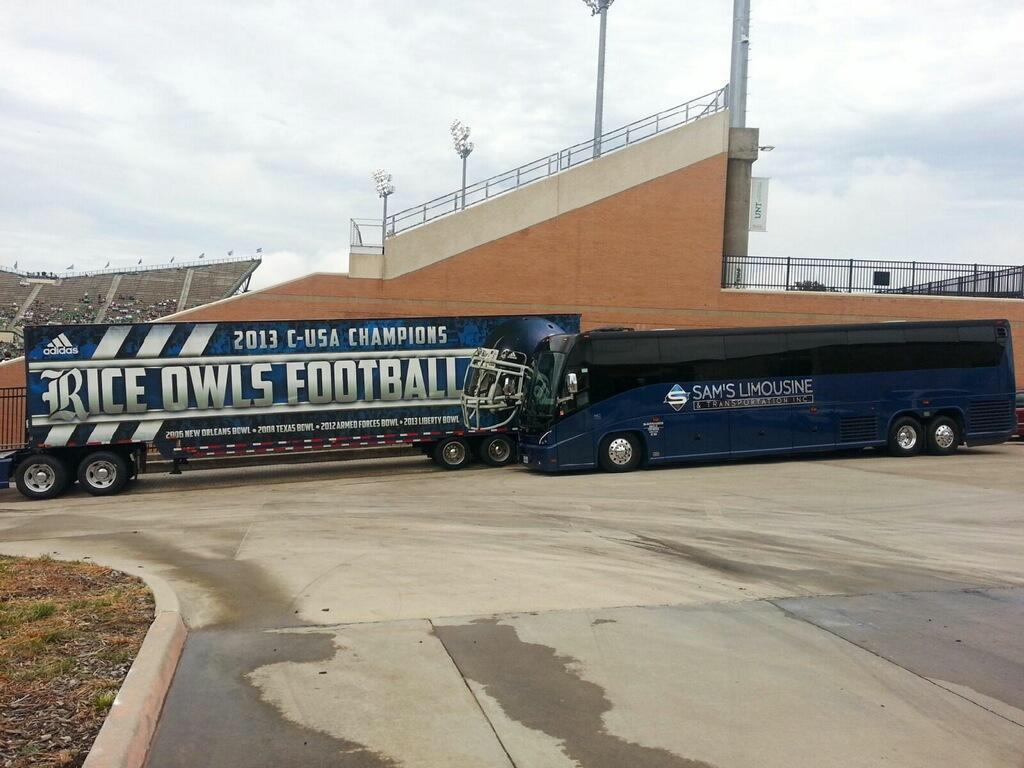 LimoSams's tweet photo. Charter bus in action. 😀 http://t.co/Zm3qinuV3j