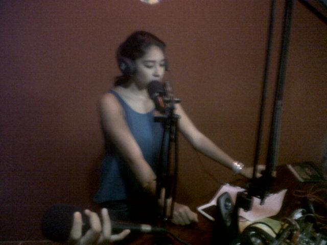 Blessing1025fm's tweet photo. Alejandra Castro compartiendo palabra de Dios, el tema de hoy "La fidelidad". #Zona4/3 @ZonaFourThree http://t.co/kBwp0H6VNR