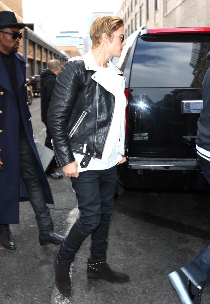 secutebelieber's tweet photo. Justin in black appreciation tweet 

#EMABiggestFansJustinBieber http://t.co/eJe8jUTfpl