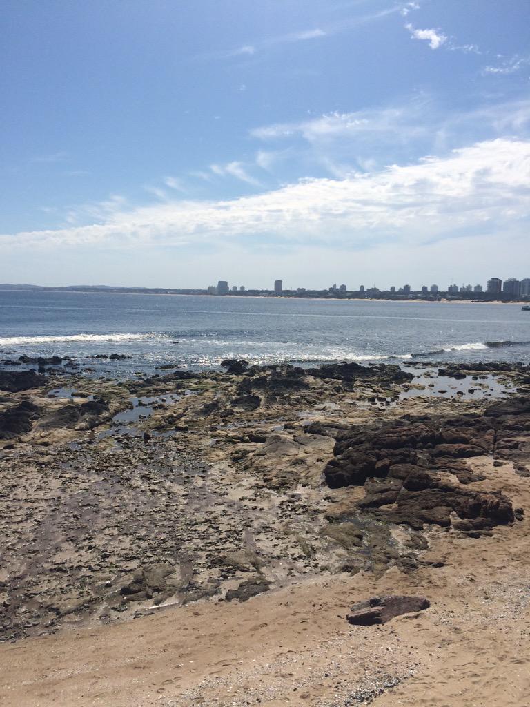 PuntadelEsteS's tweet photo. ROCAS, playas, mar y un cielo interminable. El coctel perfecto para un sabado en #PuntadelEste. Asi lo vió @vadamig 👌 http://t.co/LH6HyIeBfN