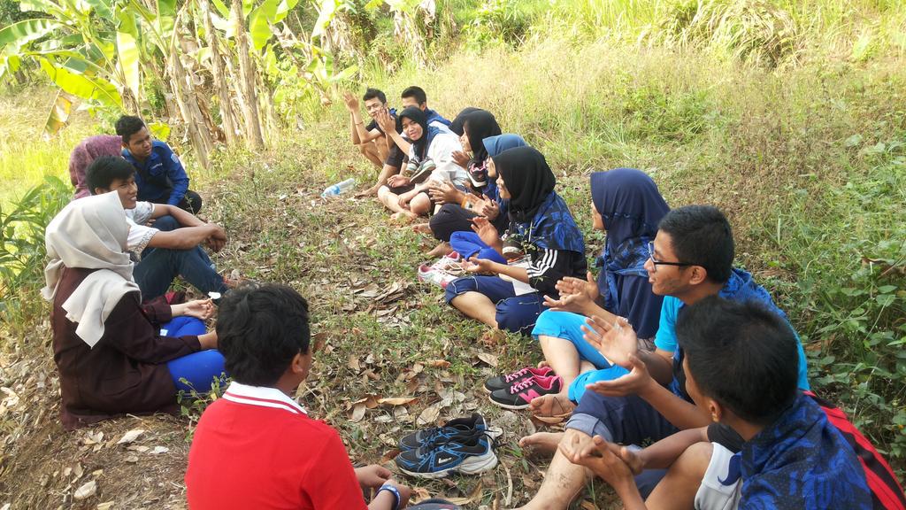 Cuapeeek, istirahaat dulu deeh di pos bayangan 3. Sharing2, yel-yel