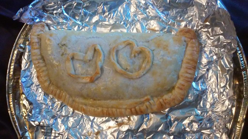 DinDaBoonies's tweet photo. Curried turkey pasty for #TVSERIALDINNERS #DoctorWho Snacks #I❤❤DoctorWho @NerdistDotCom @BBCAMERICA @DoctorWho_BBCA http://t.co/aCjDzfGpzY