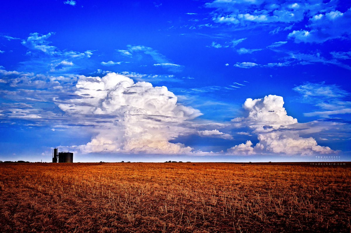 Severe storms near Cushing, OK yesterday, captured by <a href="/thudeckard/">Thu Deckard</a> #okwx