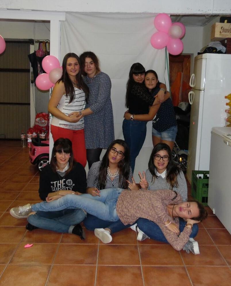 rosita_97_'s tweet photo. Igual no soy afortunada por teneros... Os quiero mucho y os voy a echar muchísimo de menos 😢💞❤🔐😘 @martafernndez4 http://t.co/IPKVL0Xj44