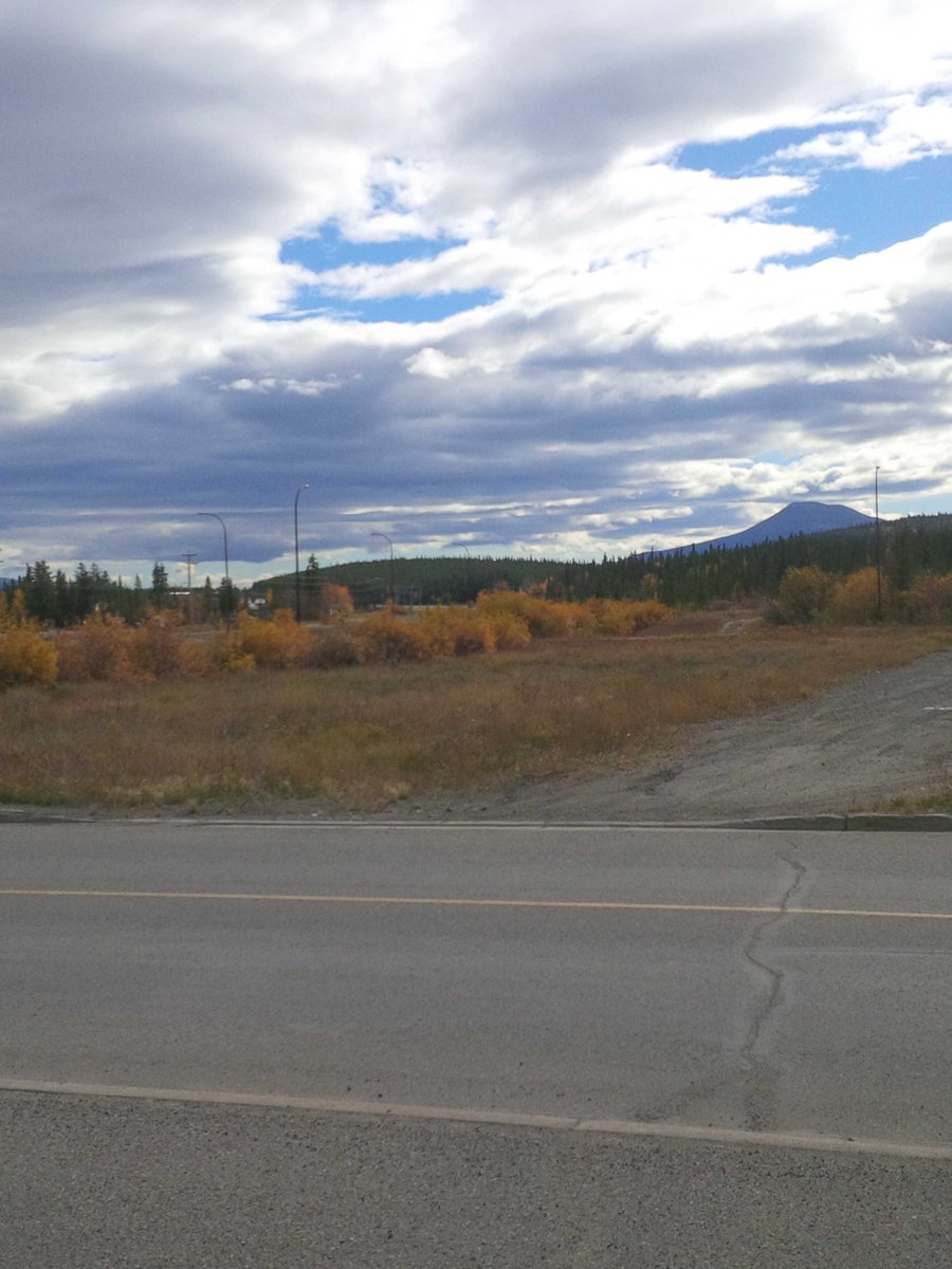 geoscigurl's tweet photo. Big sky #Yukon. The wide open spaces and fresh air never disappoints. #klondike #autumn colours #MiningMattersCA http://t.co/XgTCWrPZQD