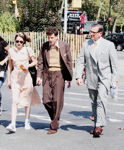 MrSteveCarcll's tweet photo. Look, it's that Twilight girl and that other guy! http://t.co/GxNW6jzTyu