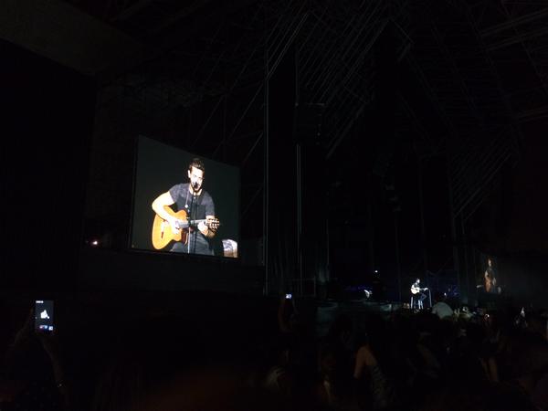 AlboranTeam's tweet photo. .@pabloalboran y el público #TourTerralSevilla cantan al unísono #SolamenteTu y como está contento, se pone flamenco! http://t.co/Y7ACrNjxTX
