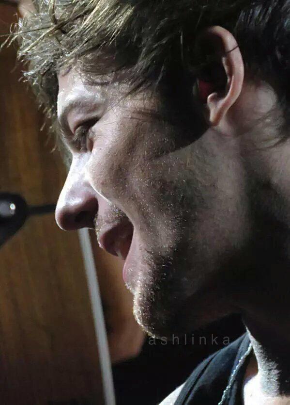 harryesclwt's tweet photo. #ThanksLouisForMakingUsHappy #EMABiggestFans1D @louis_tomlinson http://t.co/oMflZQW0wh
