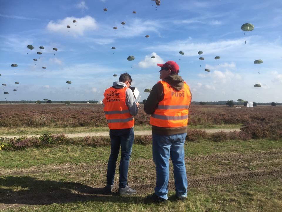 Dronespecialist's tweet photo. Op uitnodigjng van defensie kregen wij unieke kans om de parachutisten dropping te mogen filmen in Ermelo. http://t.co/DWx7jTo7Jl
