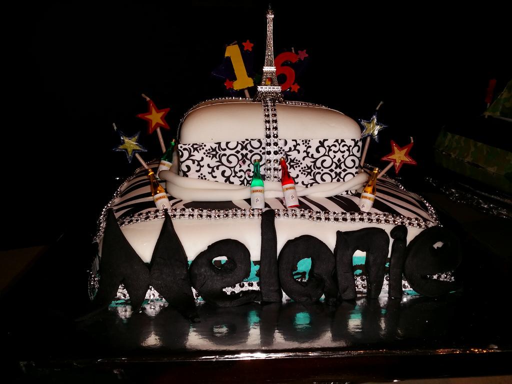 DaniiActon's tweet photo. @CarlosBakery
#CAKEBOSSLIVE http://t.co/Ko5MMsCPru