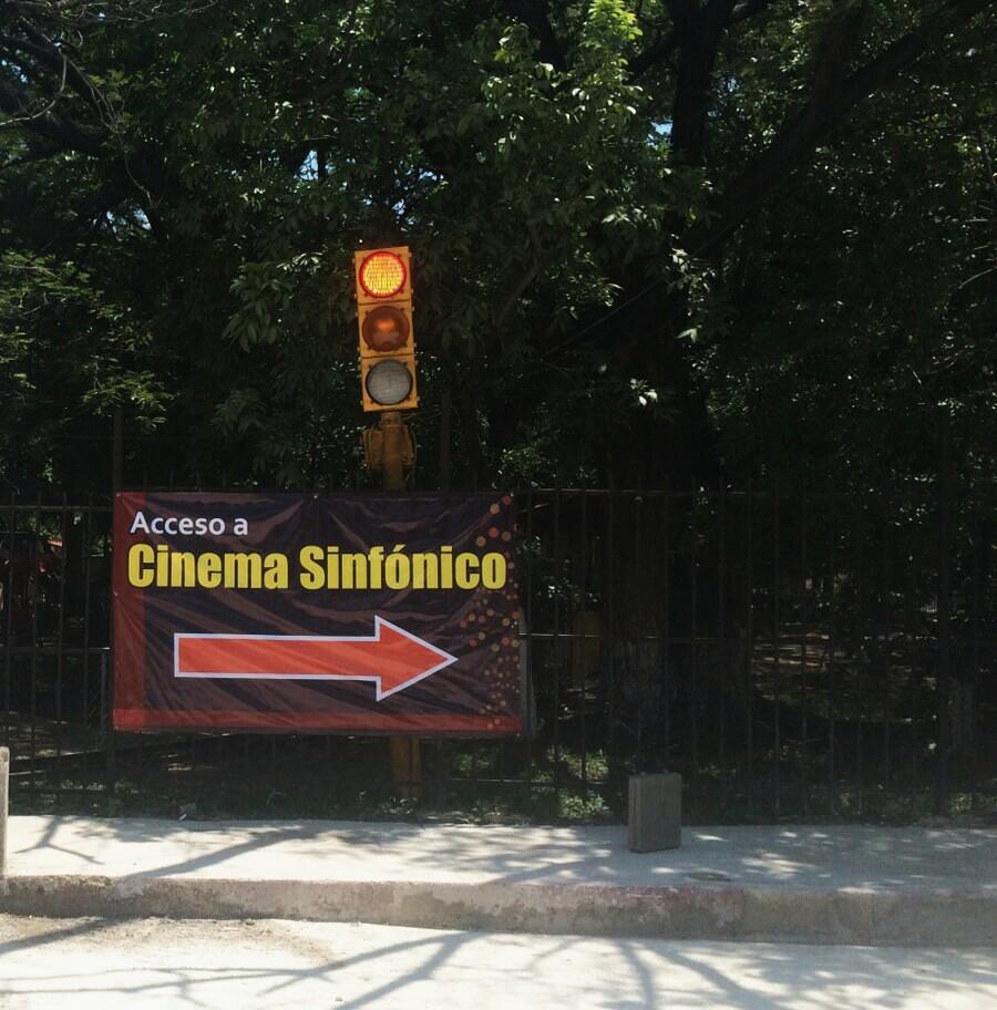 Los accesos a Cinema Sinfónico son por 5 de Mayo y Calzada al Sumidero.