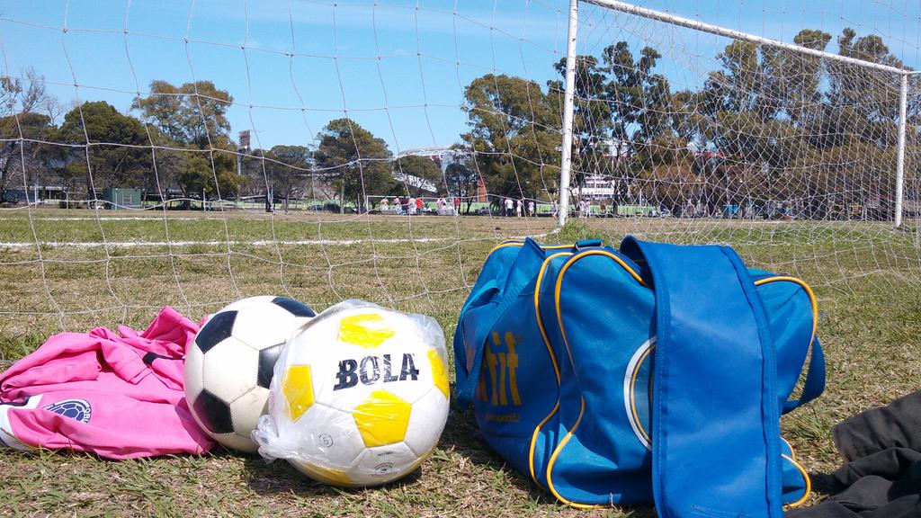 Sabado de futbol en <a href="/UBADeportes/">UBA Deportes</a> vs <a href="/CueroYviniloFC/">Cuero y Vinilo</a> con <a href="/FutbolClubBOLA/">FC BOLA</a>