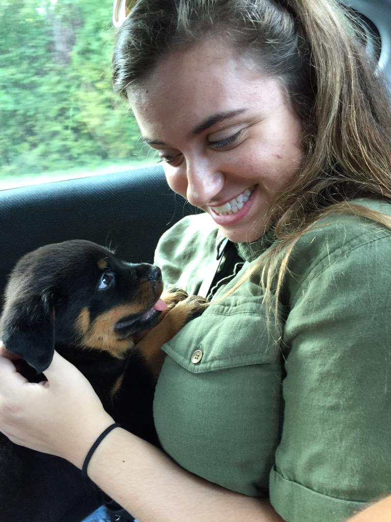 MaddiRennDarn's tweet photo. my new bff Hunter 💚💚 http://t.co/913Rz887Eb