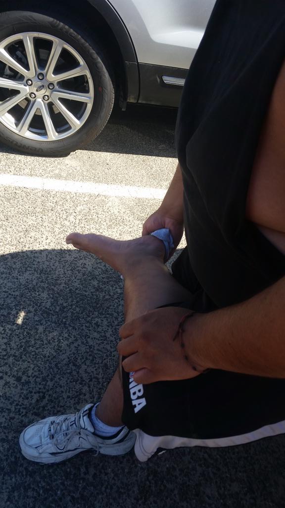 snoopy2013cr's tweet photo. Someone that loves his feet! #sandoff http://t.co/PgUPD9nlu9