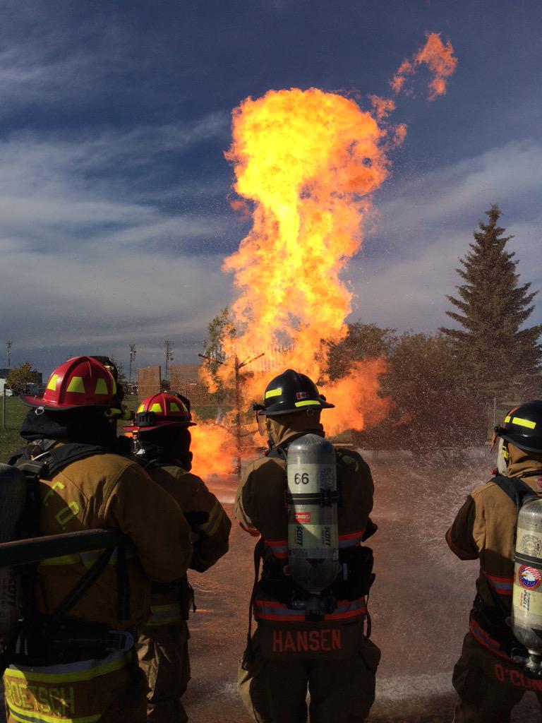 bheesing's tweet image. Fire training and team building ! #fortsaskFD @BruderheimFire @LamontCounty #leadership #learningthecraft #commitment