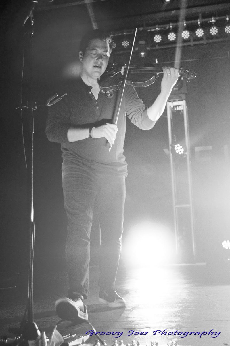 yJoeJopGroov's tweet photo. @smackinyc @Yellowcard #RockingArizona #ViolinMan http://t.co/BBKx9iW5Ht