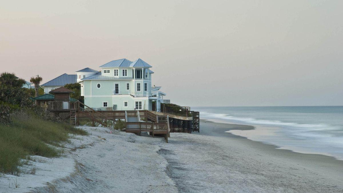 TheOnion's tweet photo. Atlantic Ocean Excited To Move Into Beautiful Beachfront Mansion Soon http://t.co/HIKQjS5ywY http://t.co/zRpnsH3d9J